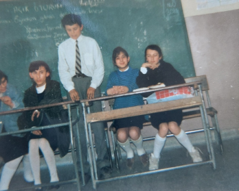 giyim, kişi, şahıs, insan yüzü, adam, insan içeren bir resim

Yapay zeka tarafından oluşturulmuş içerik yanlış olabilir.