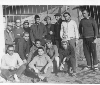 giyim, kişi, şahıs, insan yüzü, adam, insan içeren bir resim

Yapay zeka tarafından oluşturulmuş içerik yanlış olabilir.