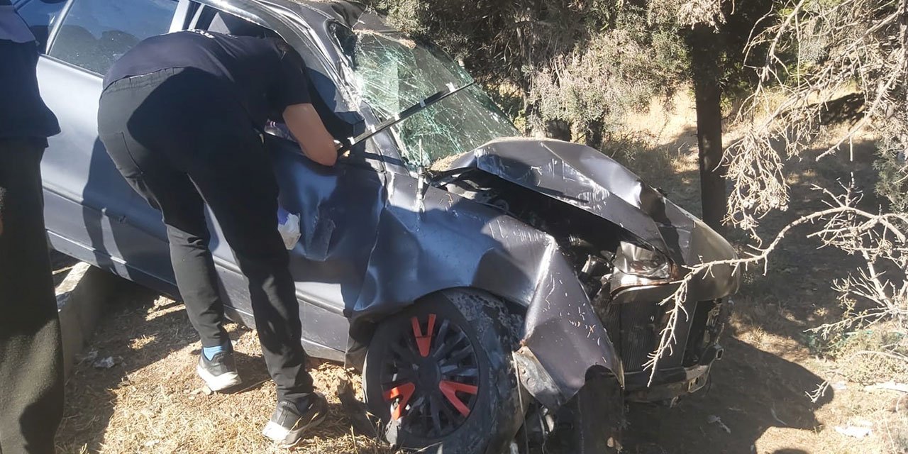 Direğe çarpan otomobil kaldırımda asılı kaldı!