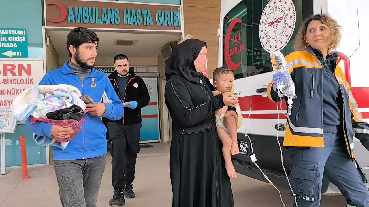 Bahçede yakılan ateşin üzerine düşen bebek yaralandı!