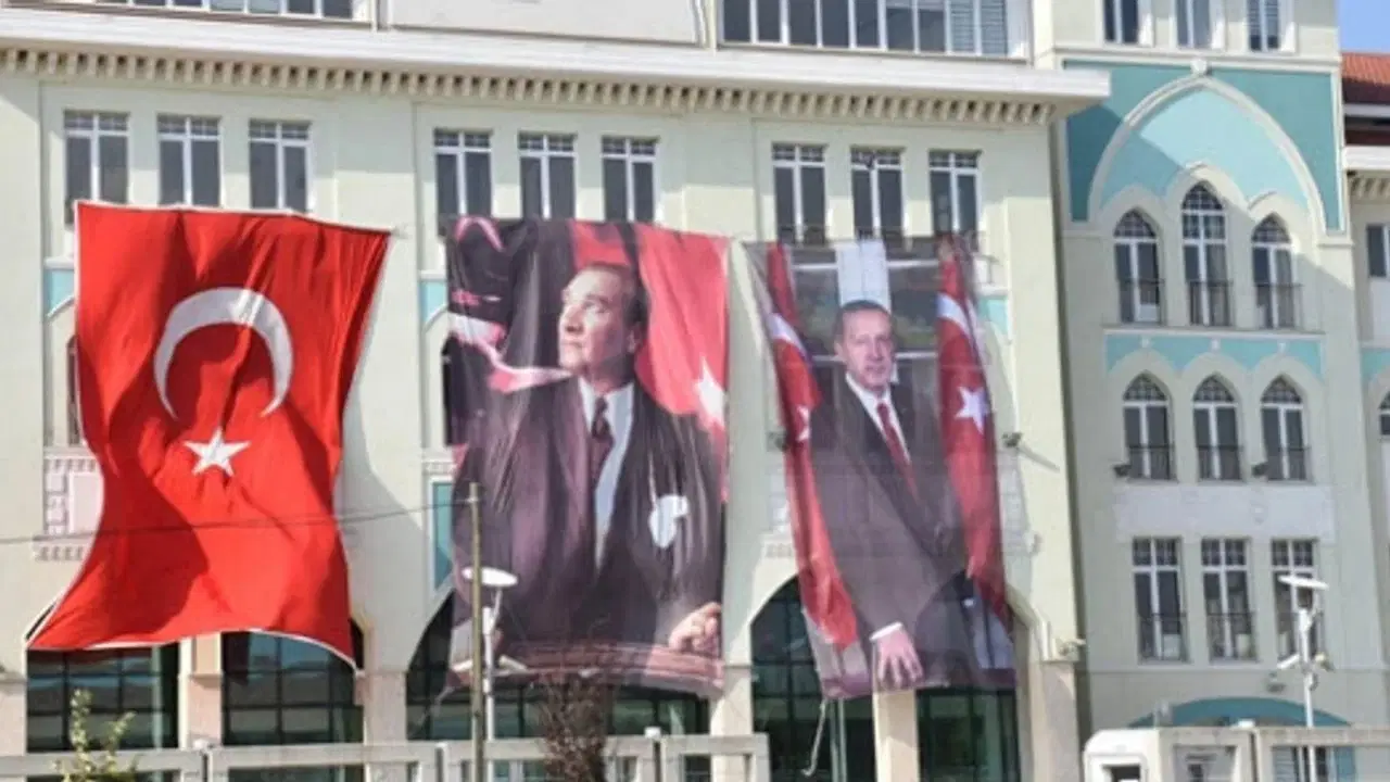 Rezillik, Edepsizlik, Terbiyesizlik, olurda bu kadarı olmaz demeyin oldu; Okullara 'Erdoğan posteri' talimatı!