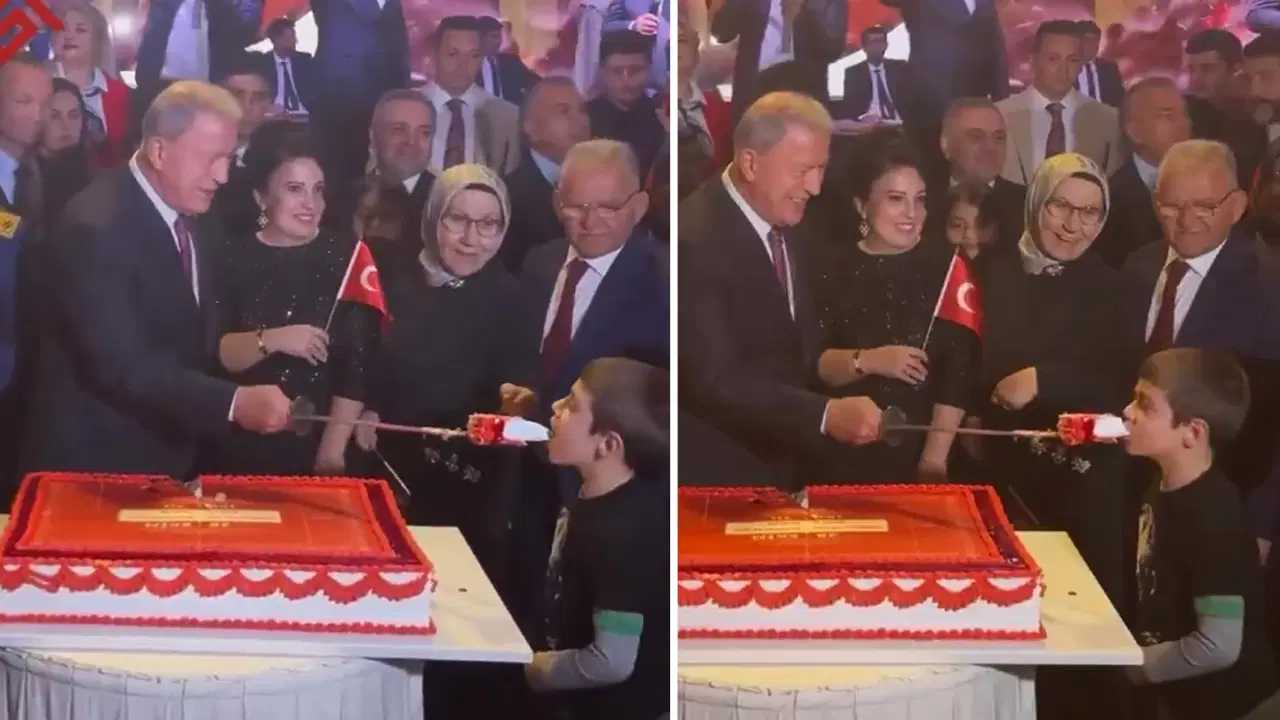 AKP'li Hulusi Akar, küçük çocuğa 'kılıçla' pasta yedirdi