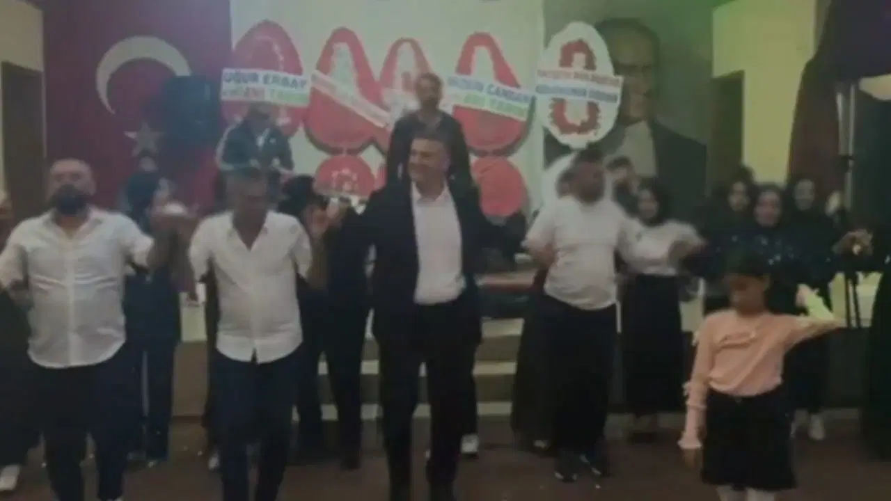 AKP’li başkan düğünde halay çekti!