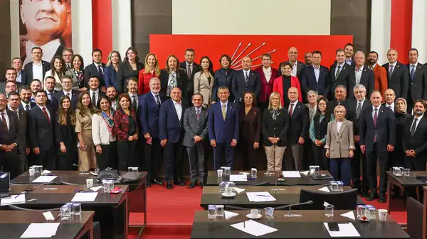 CHP'de kurultay öncesi son toplantı: Özel'den 'mücadele ekibi' mesajı