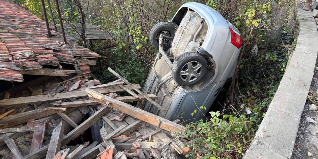Zonguldak'ta otomobil bir evin çatısına uçtu