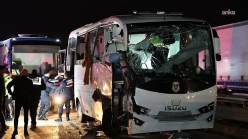 Cezaevi nakil aracı kaza yaptı: çok sayıda yaralı var