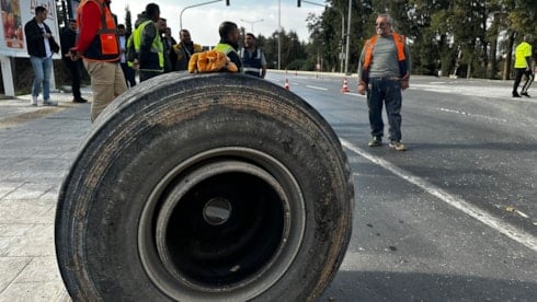 60 ton yük taşıyan TIR'ın tekeri koptu: Yol trafiğe kapatıldı