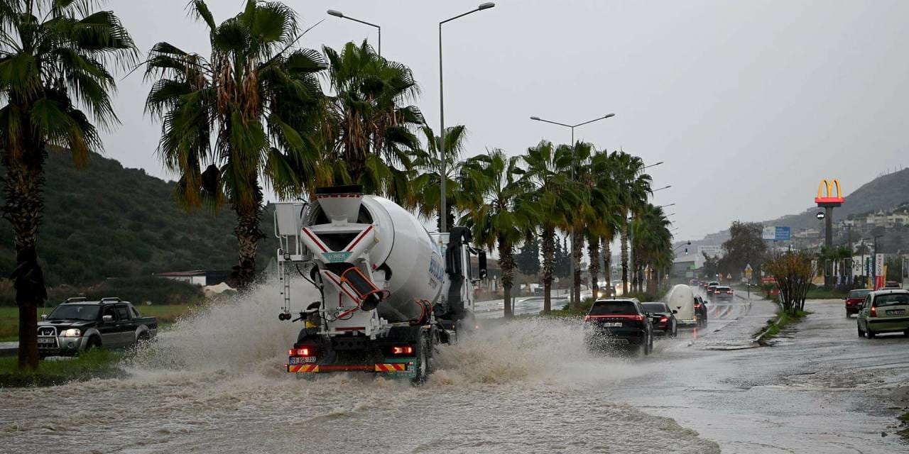 Meteoroloji uyarmıştı: Kuşadası'nı kuvvetli yağış vurdu