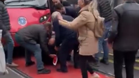 Tramvayın çarptığı yaya yaralandı