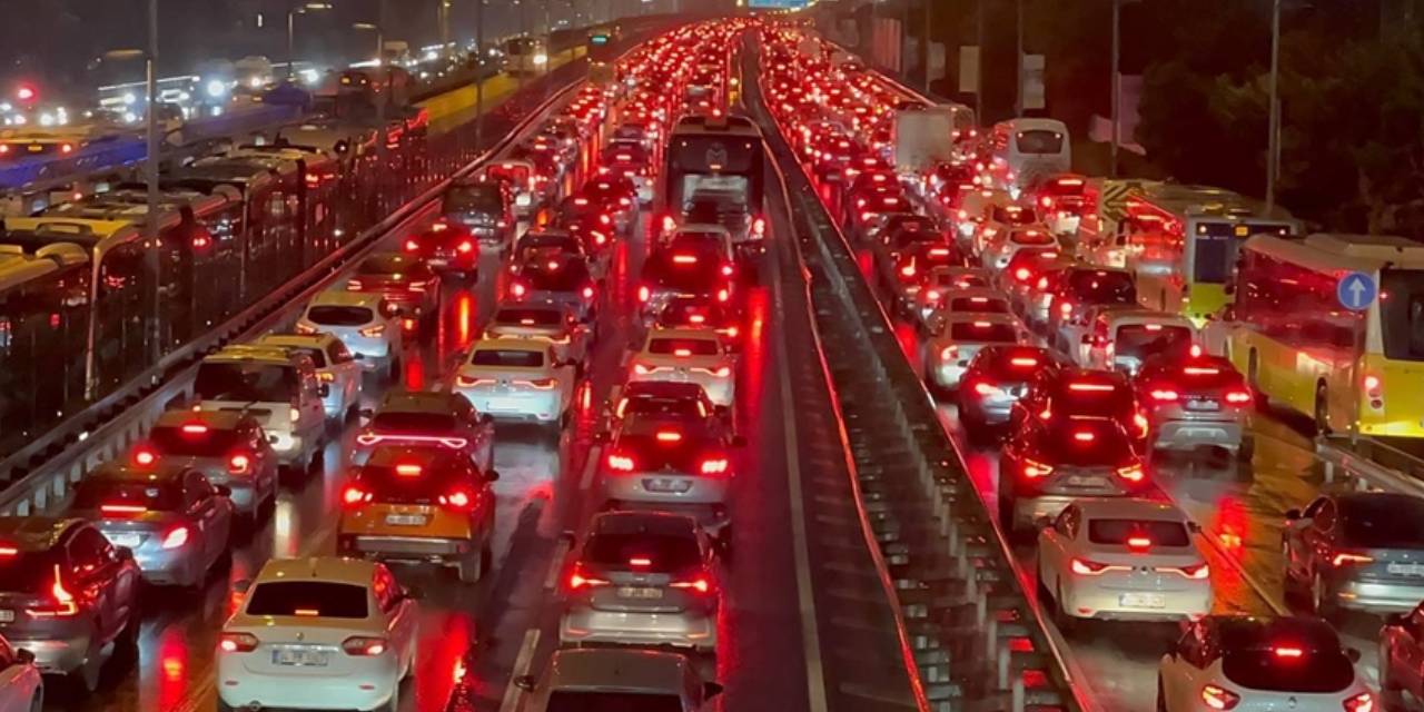 İstanbul'da trafik durma noktasına geldi! Yoğunluk yüzde 90'a ulaştı