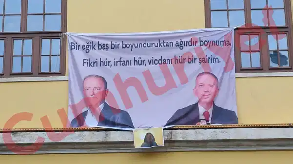 Galatasaray Lisesi'nde Fatih Altaylı ve Remzi Sanver'e destek pankartı!