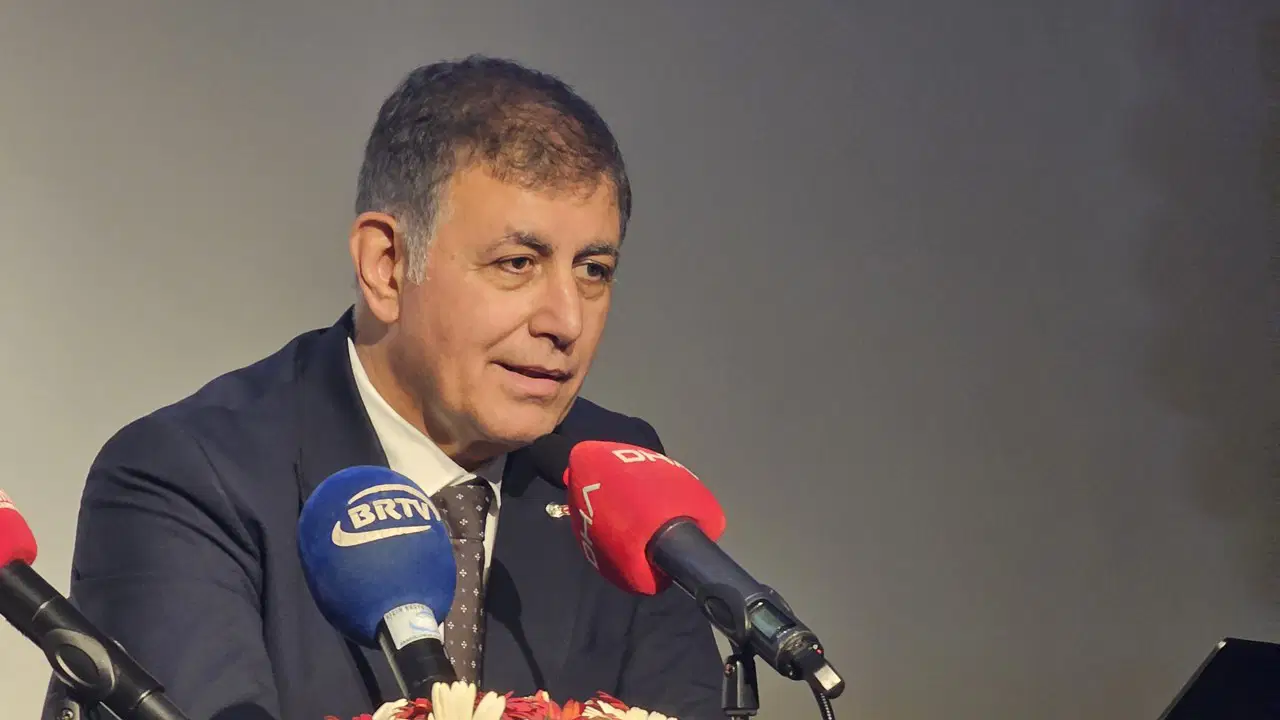 Tugay'dan 'çıplak ayak' eylemine: 'Oluyor aile içinde'