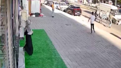 Yola taşan kavgada minibüsün altında ezilerek öldü!