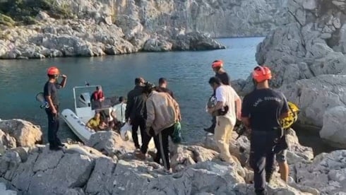 Kayalıklarda mahsur kalan göçmenler kurtarıldı