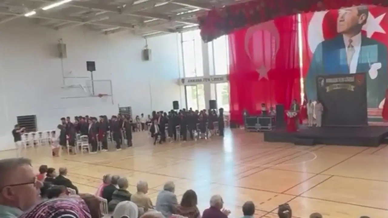 Mezuniyette protesto: Okul müdürüne sırtlarını döndüler