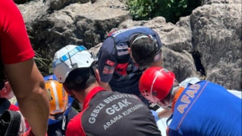 Kayalıklar arasından erkek cesedi çıktı