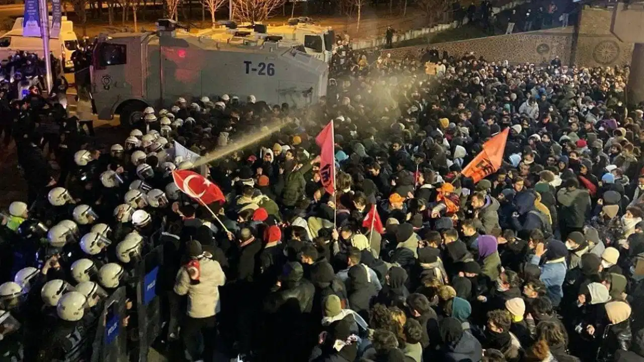 Öğrenciye 'yürüyüş' soruşturması: Üniversite ihbar etti!