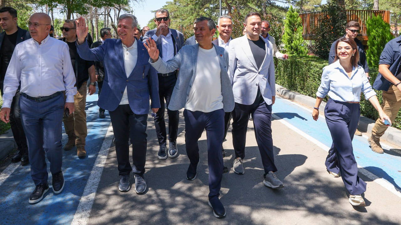 Özgür Özel ve Mansur Yavaş, Ankara parklarını gezdi