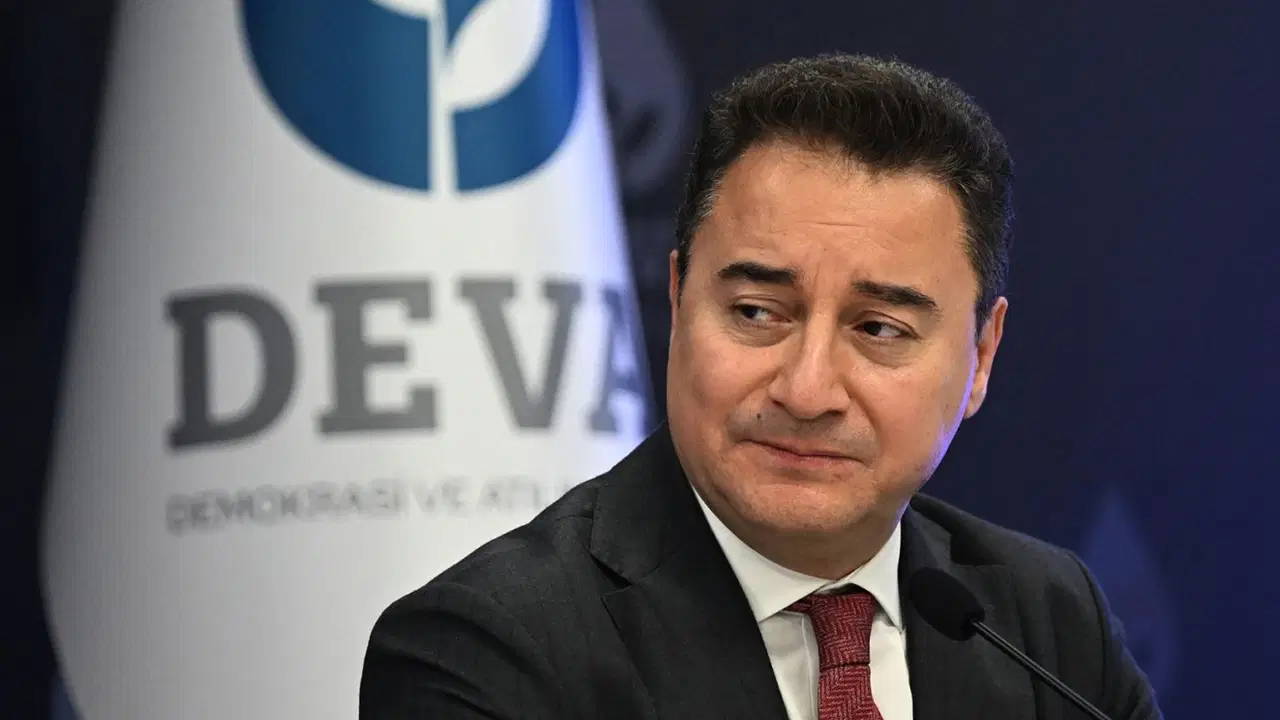 Babacan'dan sahte diploma skandalına tepki: 'Tutuklu yargılanması gerekenler görevde kalıyor'