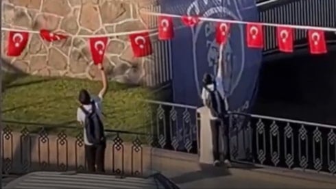 Bayrağa saygı gururlandırdı! Ters dönen Türk bayraklarını tek tek düzeltti!
