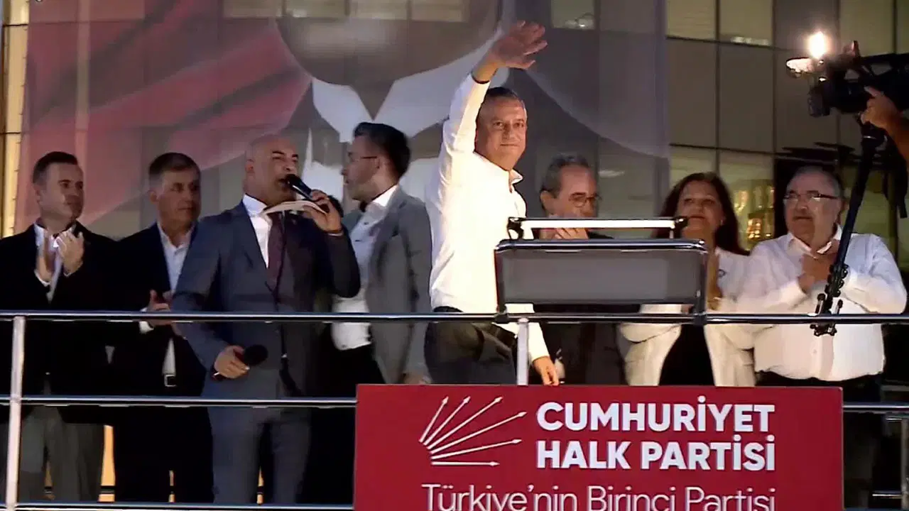 AKP’ye otobüsün üstünden yanıt