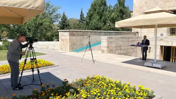 DEM Partili vekilin basın toplantısını bir kişi izledi