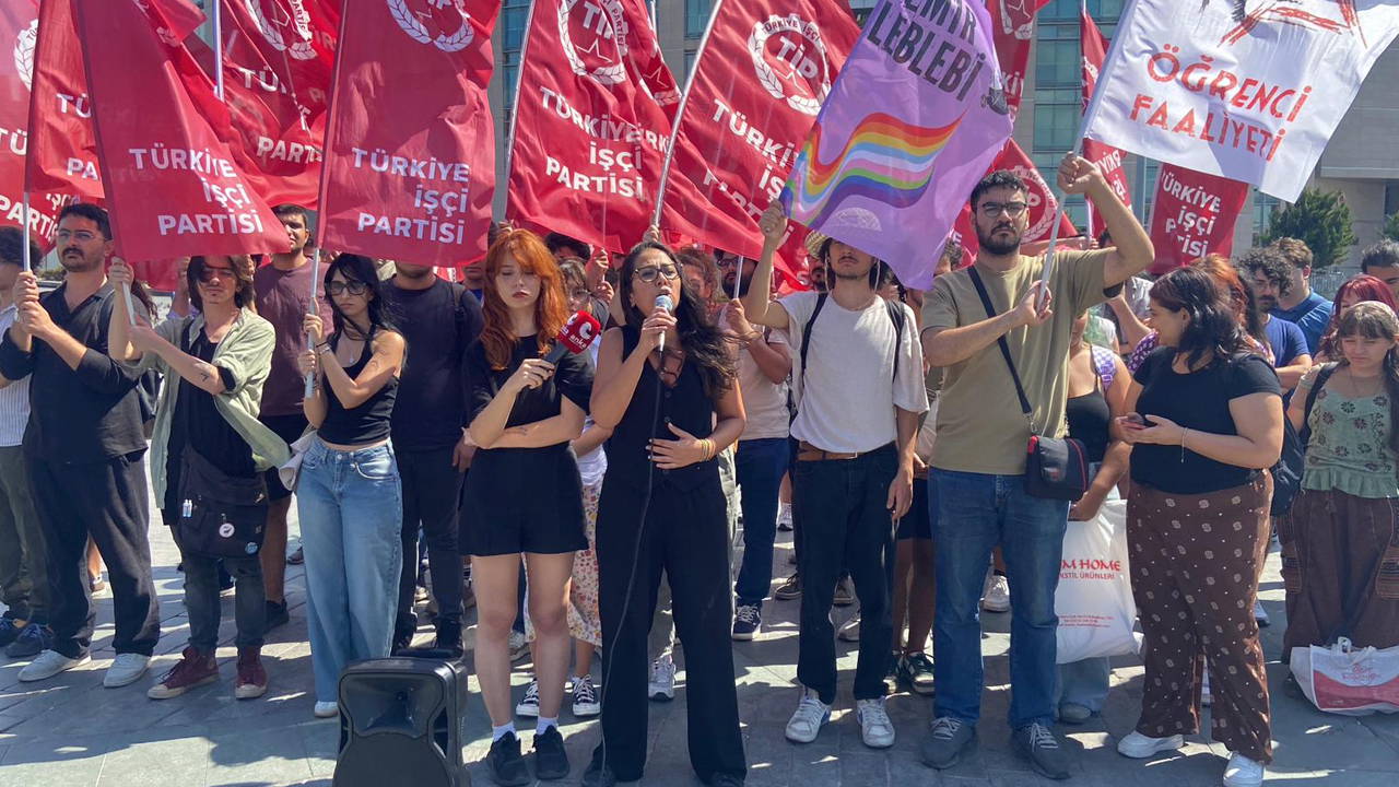'Ev baskınları' sonrası TİP'liler ve gençlerden adliye önünde açıklama