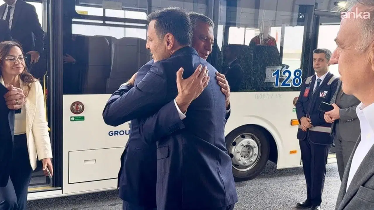 Özel İstanbul'a geldi: Özgür Çelik böyle karşıladı!