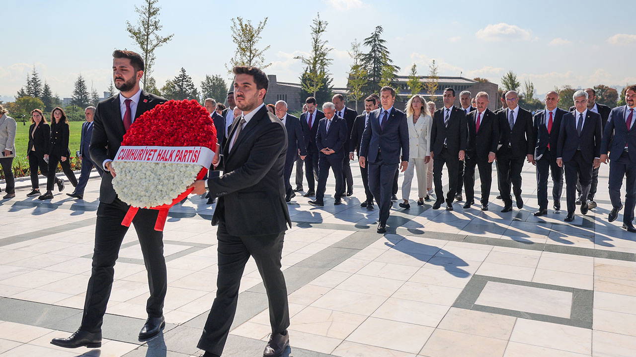 CHP heyeti, Devlet Mezarlığı'nı ziyaret etti