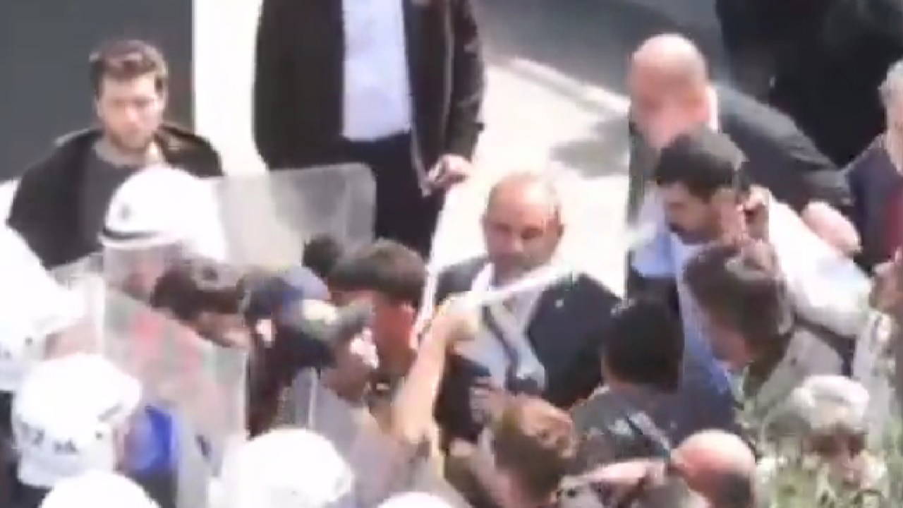 Milletvekiline yakın mesafeden gaz!