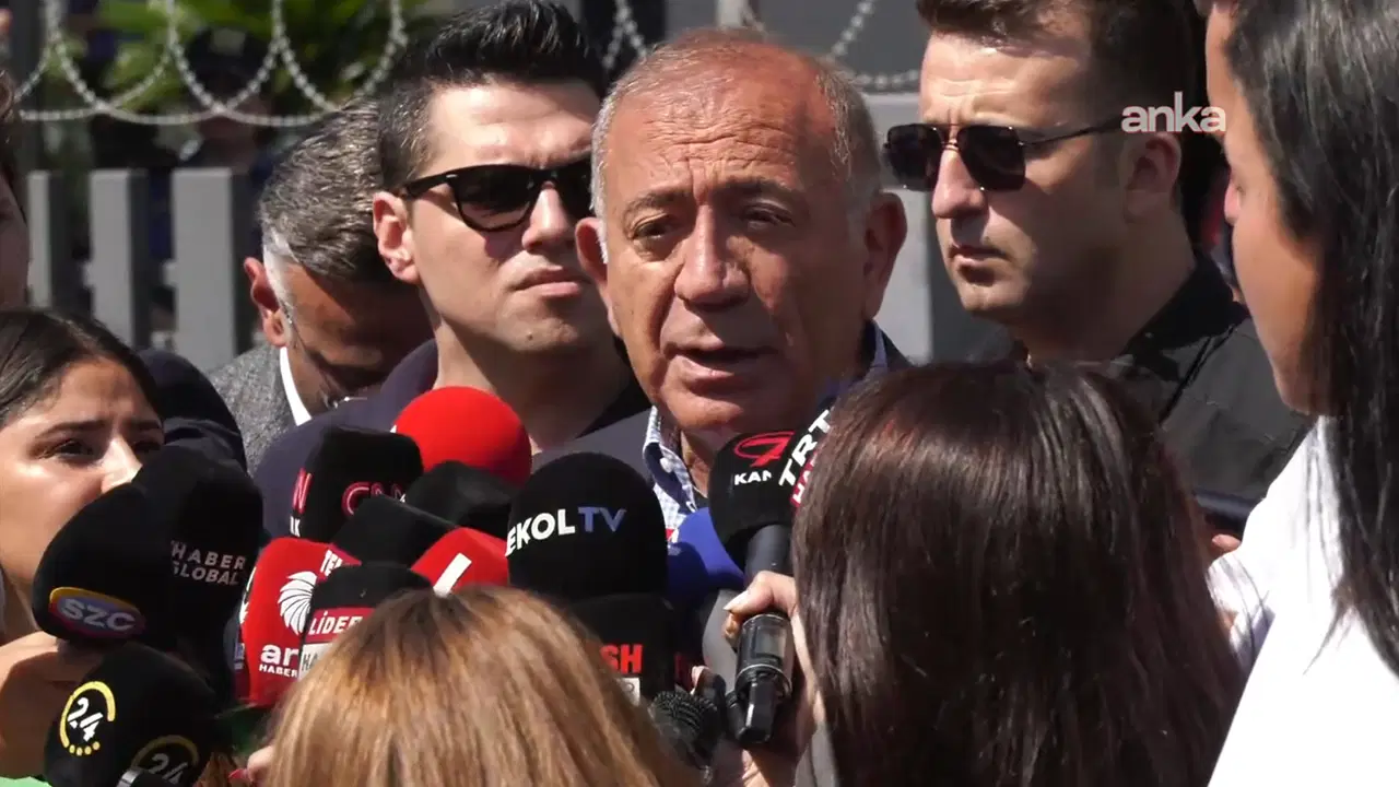 Kayyum Tekin'den CHP'nin eski İstanbul İl Binası önünde açıklama