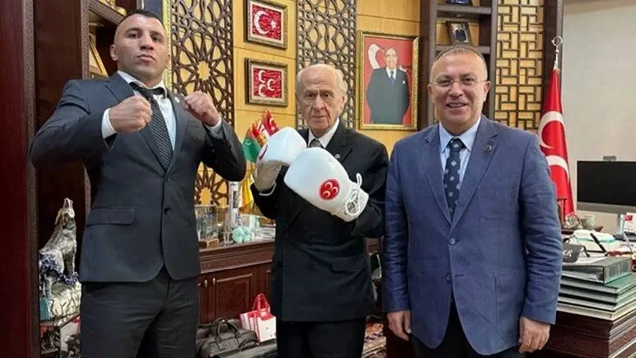 Bahçeli boks eldivenlerini giydi
