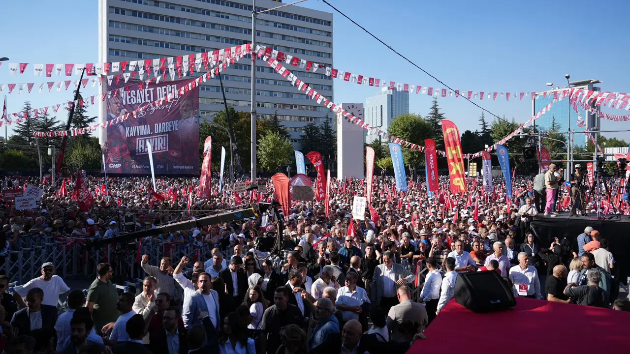 Yüzbinler 'kayyuma, darbeye hayır' demek için buluştu