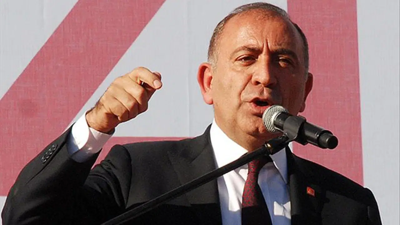 Gürsel Tekin, CHP'nin Sarıyer'deki binasına geldi