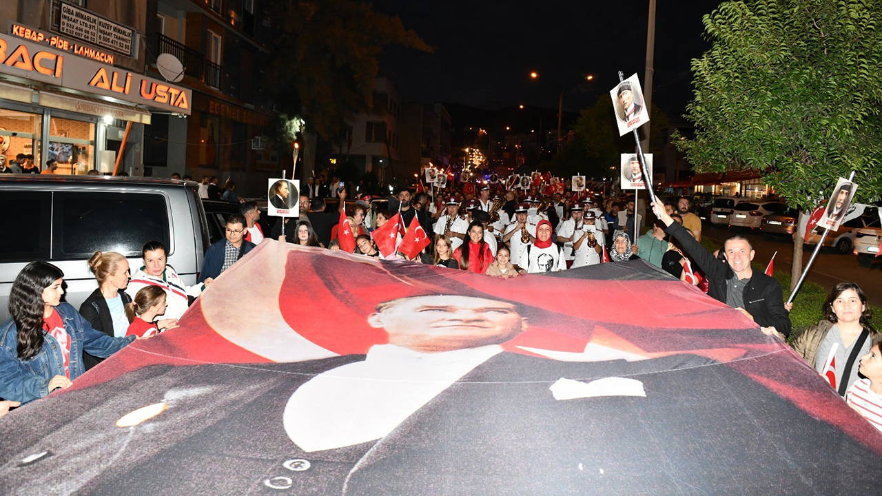 Çiğli'de 'İstiklalden İstikbale Büyük Cumhuriyet' Yürüyüşü