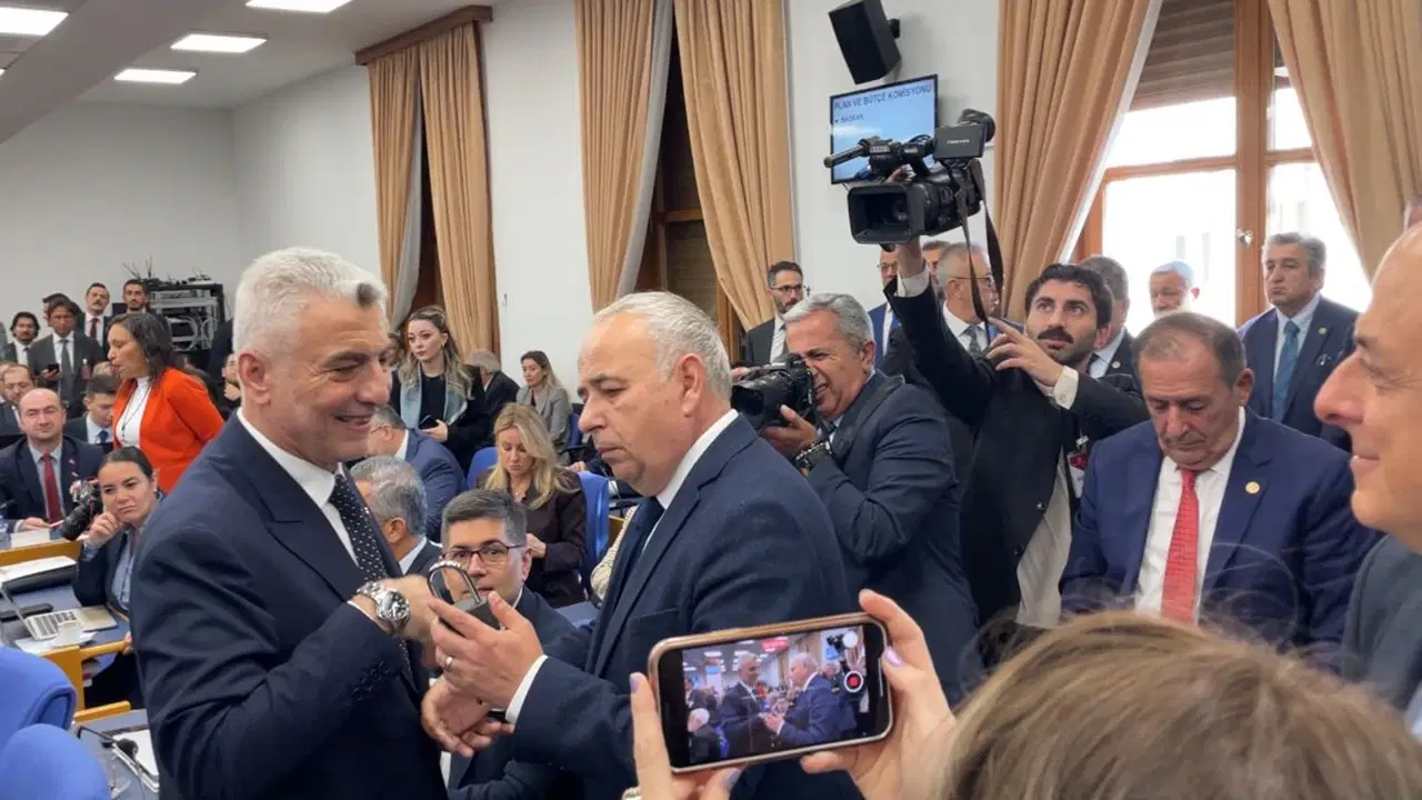 Bakan Bolat'a komisyonda tepki