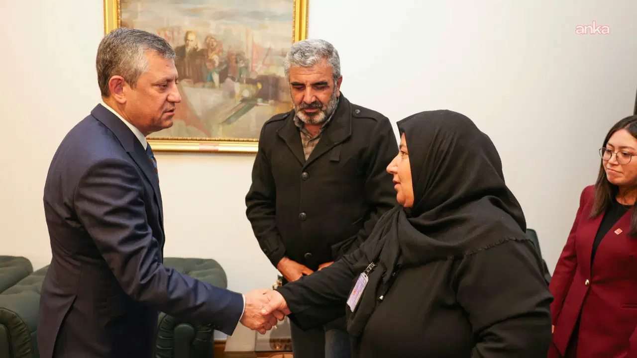 CHP lideri Özel, Rojin ve Ayşe'nin yakınlarıyla görüştü