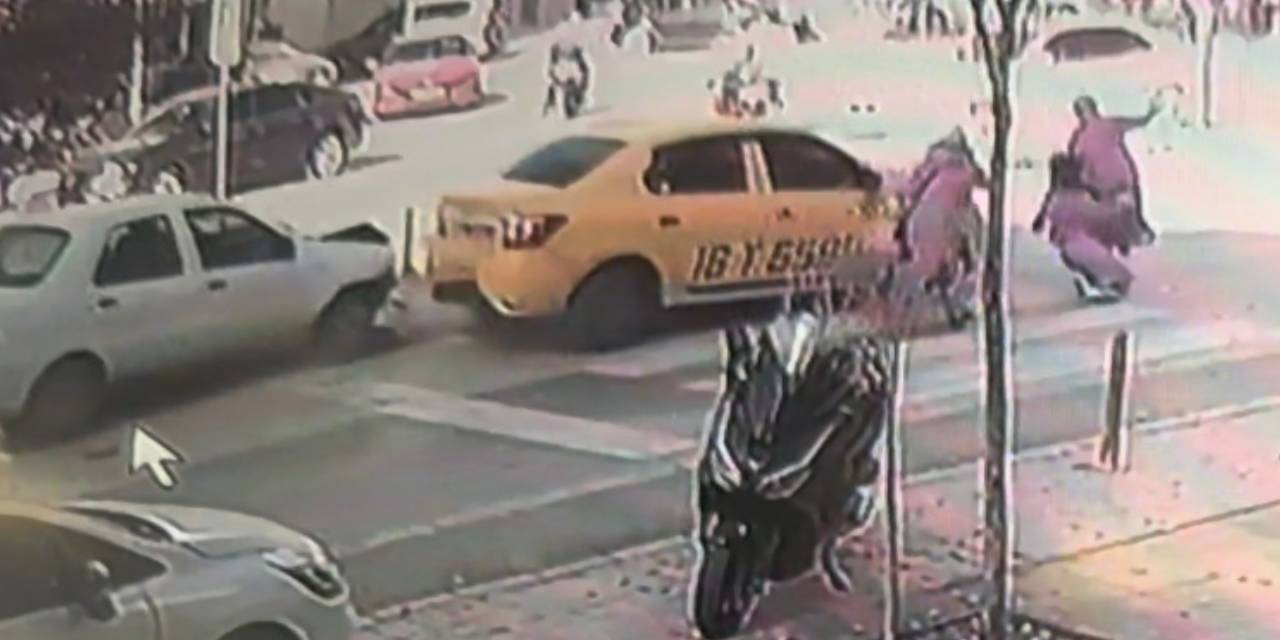 Yaya geçidinde duran taksiye otomobil çarptı! Anne ve bebeği yaralandı