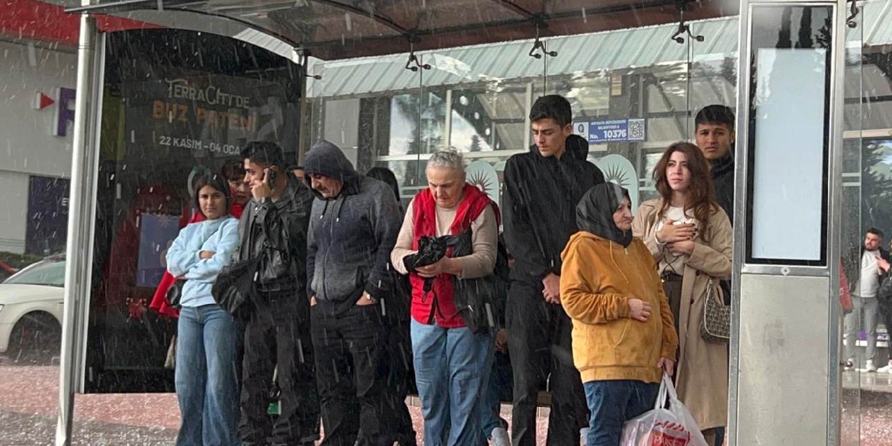 Doludan korunmak için duraklara ve apartman girişlerine sığındılar