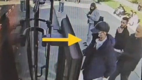 Yolcular nefes alma derdindeyken onlar yankesicilik yapmış! Yolcunun parasını böyle çalmışlar