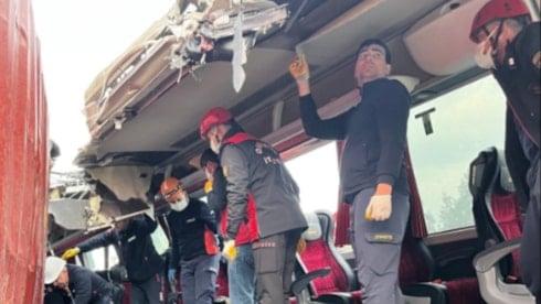 Yolcu otobüsü, otoyolda TIR'a çarptı; 7 ölü