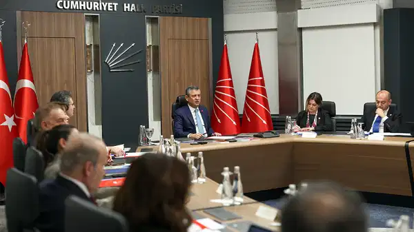 CHP'de yeni MYK, Özgür Özel başkanlığında toplandı