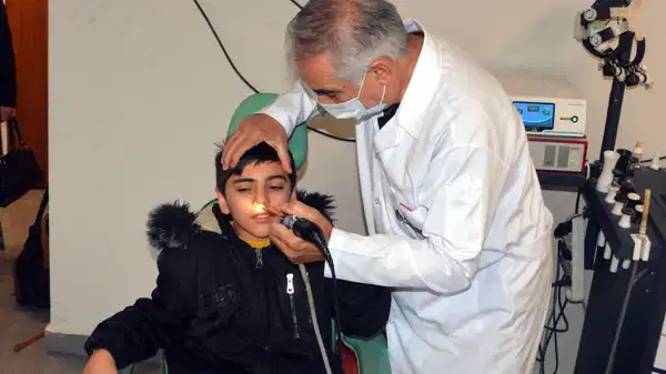 Kaşıntı şikayetiyle hastaneye gitti: Burnundan çekirdek ve pipet parçası çıktı!