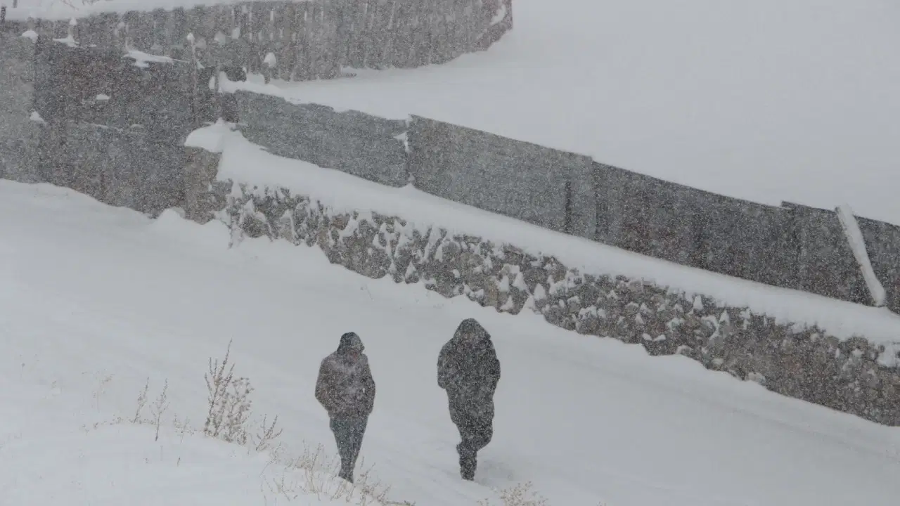 Türkiye’de yoğun kar yağışı: Ulaşım aksadı, kentler beyaza büründü