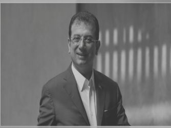 Yanlış yapa yapa Türkiye'yi ağızlara sakız eden birinin diploması yok ama onun talimatı ile hapisse giren  çok. Bayram değil seyran değin ama  Avrupa Konseyi Kongresi İmamoğlu'nu ziyaret etmiş....