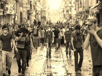 Olgu Güzel Fakat Hangi Projeyi ve hangi oluşumu saklıyorlar! Beyoğlu'nda Gezi Anması ve 82 Kişinin Serbest Bırakılması ve Gazetecileri Serbest bırakılması bu dönemde  sorgulanması gereken olgular arasında…