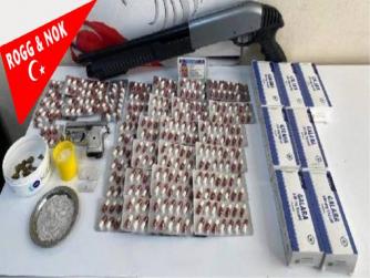 İzmir'de uyuşturucu operasyonu: 95 gram metamfetamin ve 416 sentetik hap ele geçirildi