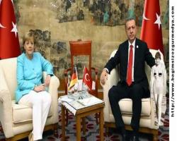 'Merkel, Erdoğan'ın yanında 'sultanın huzuruna çıkmış suçlu vali' gibiydi'  