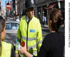 Londra'da PKK yanlısı gösteriye müdahale eden polise 'ırkçılık' soruşturması açılmış... 