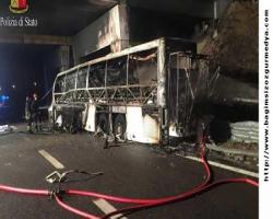 İtalya'da otobüs kazası: 17 ölü